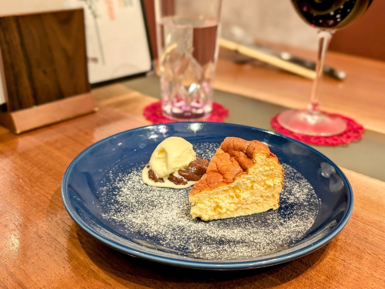 チーズケーキまたはチョコケーキとバニラアイス※仕入状況によりメニューの変更あり